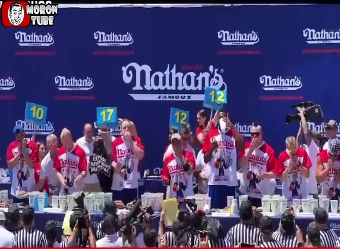 Video :An animal rights activist stops a competition to eat hotdogs and calms down